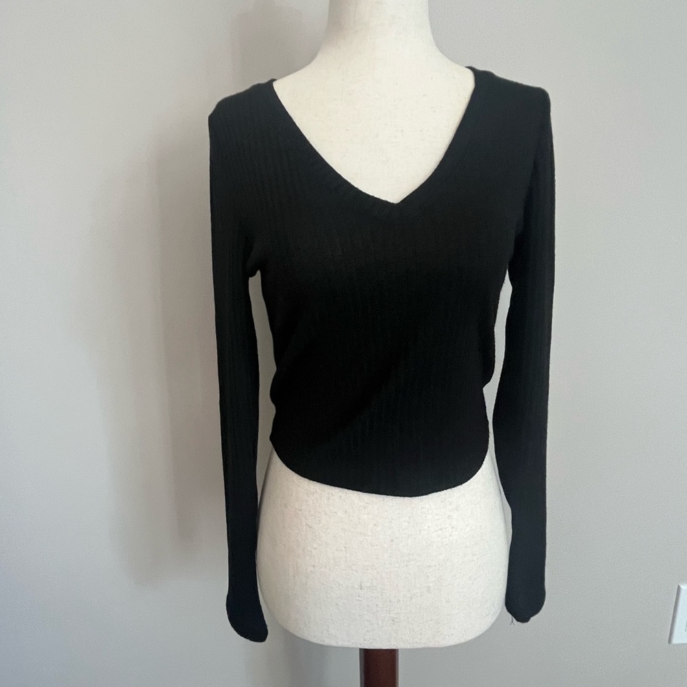 Bozzolo Black Ribbed V-Neck Long Sleeve Capsule Top